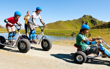 Kinder auf Gokarts im Gasteinertal