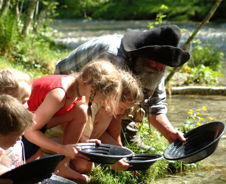 Kinder beim Goldwaschen am Fluss