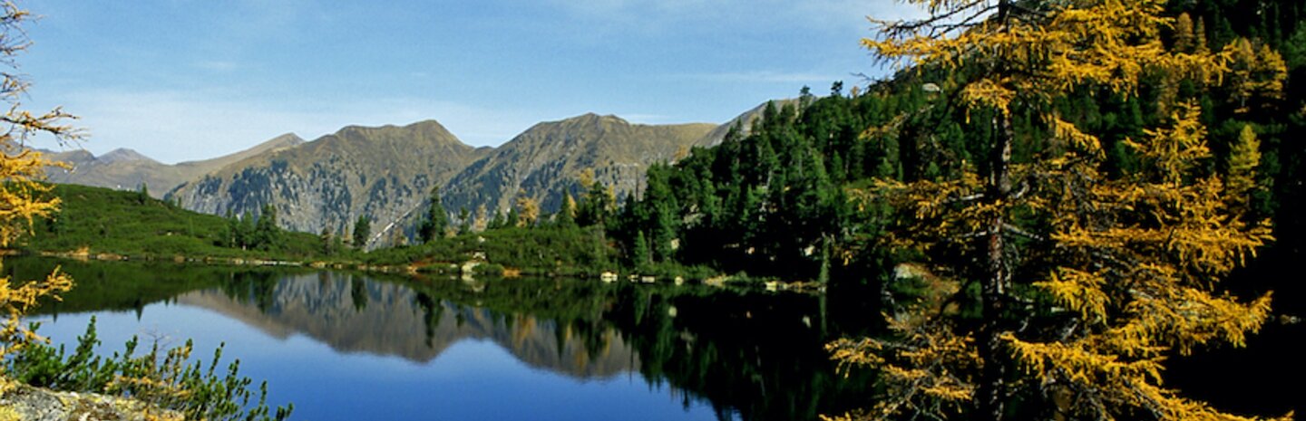 Sommerlicher Bergsee vor Bergpanorama