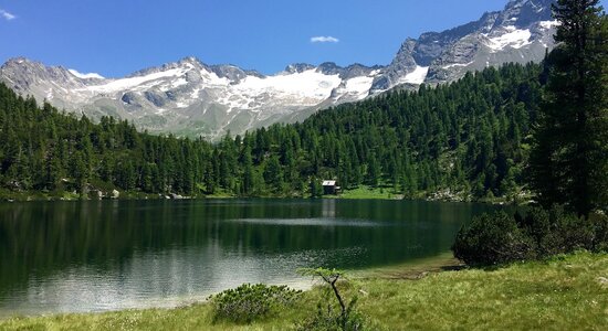 Badesee in sommerlicher Berglandschaft