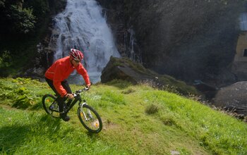 Mann beim Mountainbiken im Gasteinertal