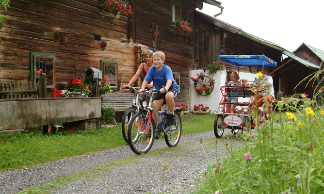 Familie beim Fahrradfahren