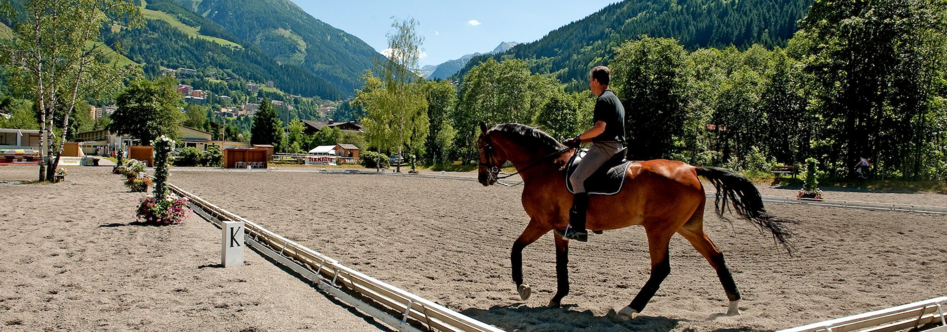 Reiter im Gasteiner Reitclub vor Bergkulisse