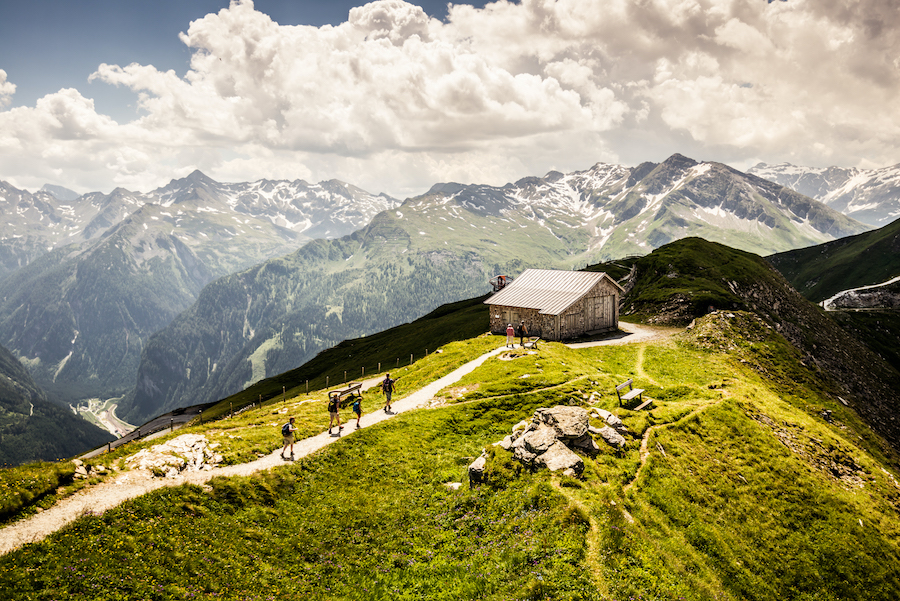 Gruppe beim Wandern in der Gasteiner Bergwelt