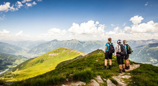 Wanderer auf Gipfel mit Bergpanorama