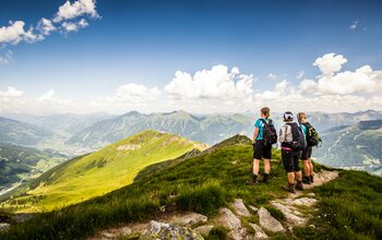 Wandergruppe mit Berg-Panorama im Gasteinertal