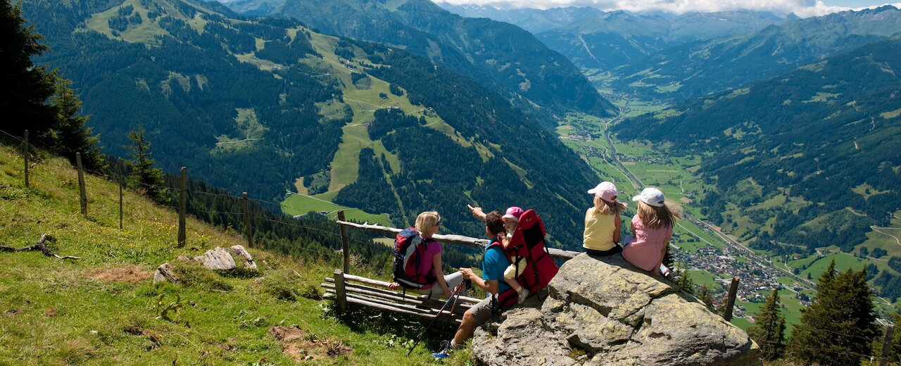 Familie beim Wandern im Gasteinertal