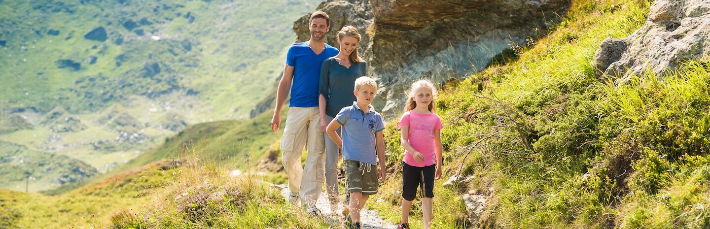 Familie beim Wandern