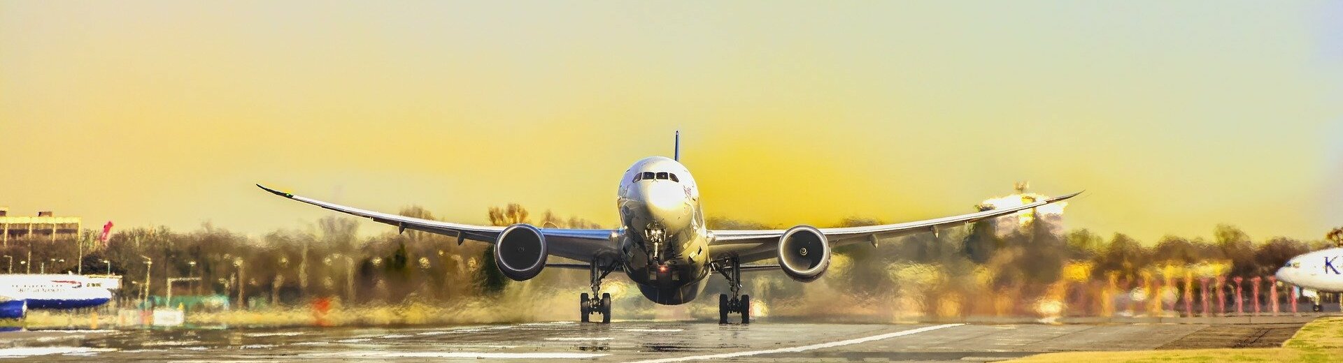 Flugzeug auf der Landebahn