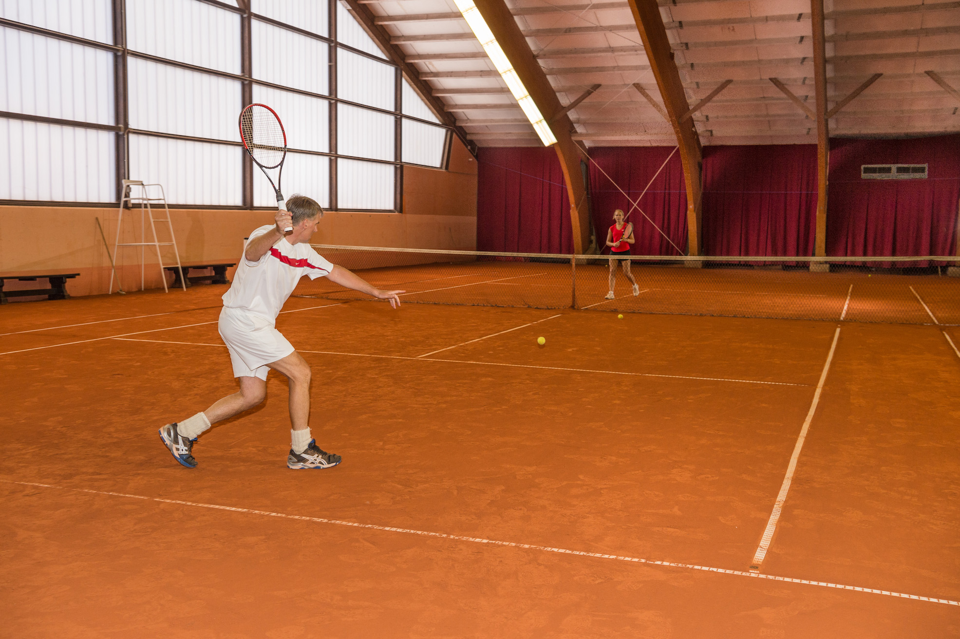 Mann beim Tennisspielen