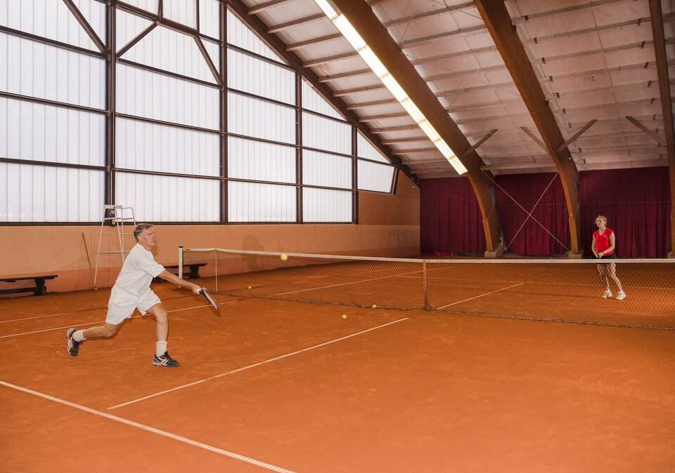 Gastgeber Dr. Zitka spielt gemeinsam mit einem Gast in der Tennishalle