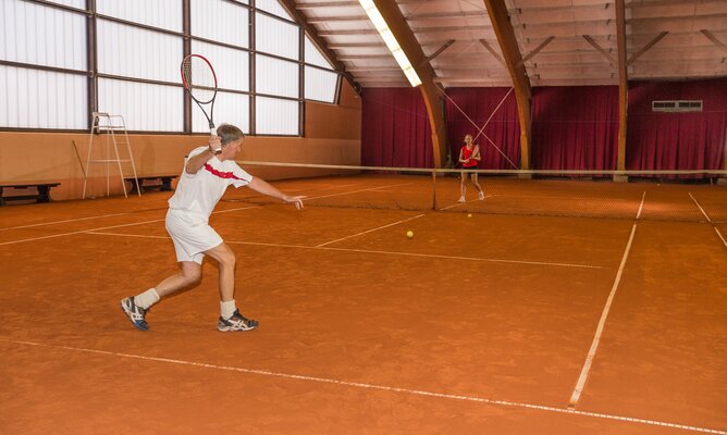 Tennisspieler in der klimatisierten Halle