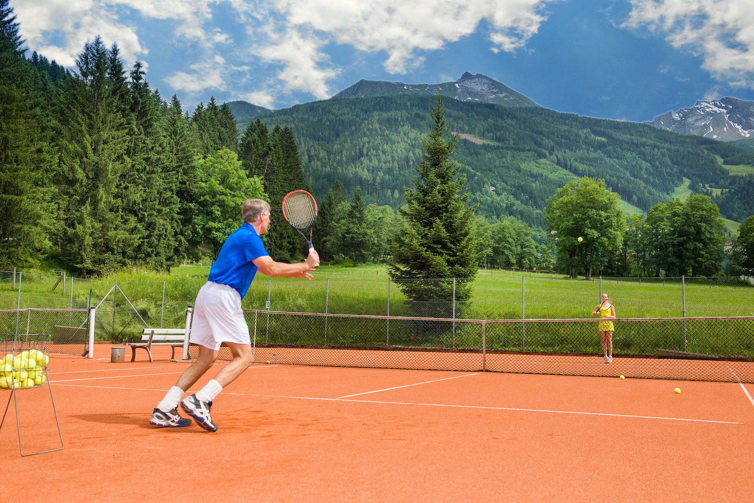 Mann beim Tennisspielen