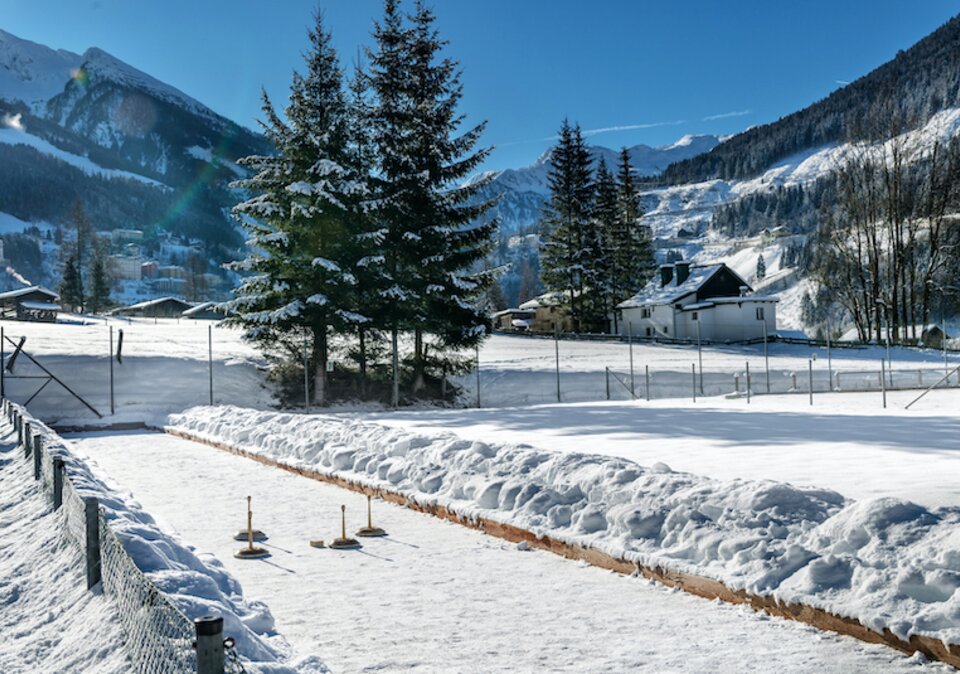 Eisstockschießanlage mit Blick auf die Berge