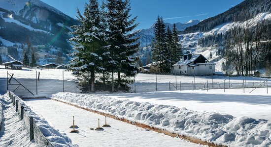 Eisstockschießanlage mit Blick auf die Berge