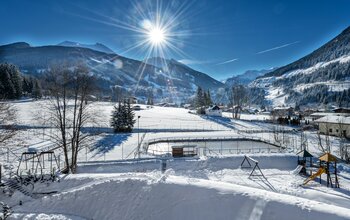 Verschneite Außenanlagen des Sonngastein