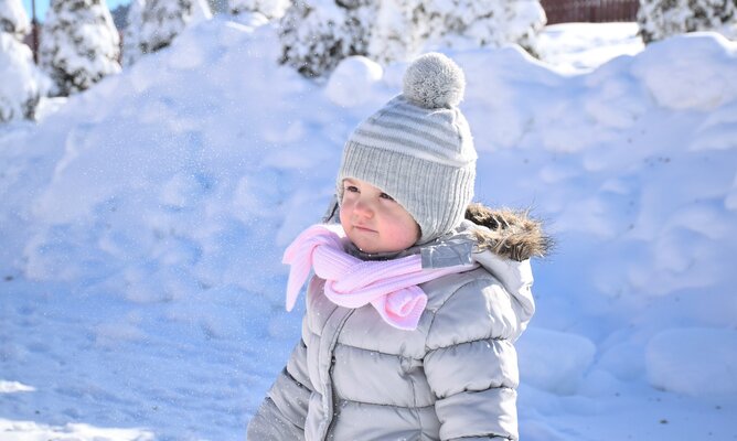 Kind im Schnee