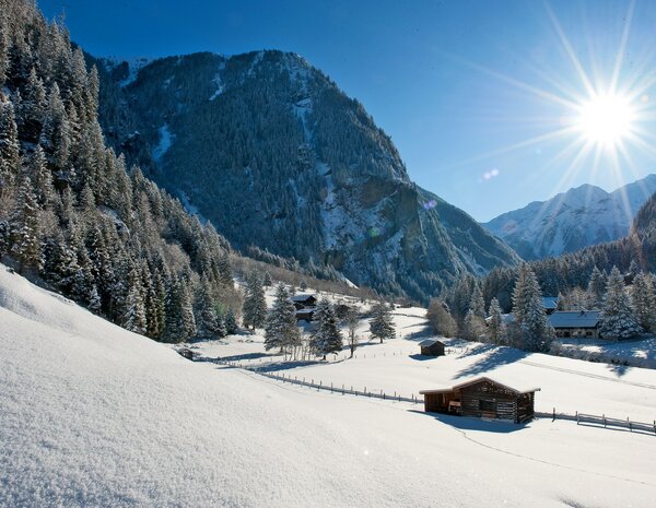 Verschneite Winterlandschaft mit herrlichem Bergpanorama