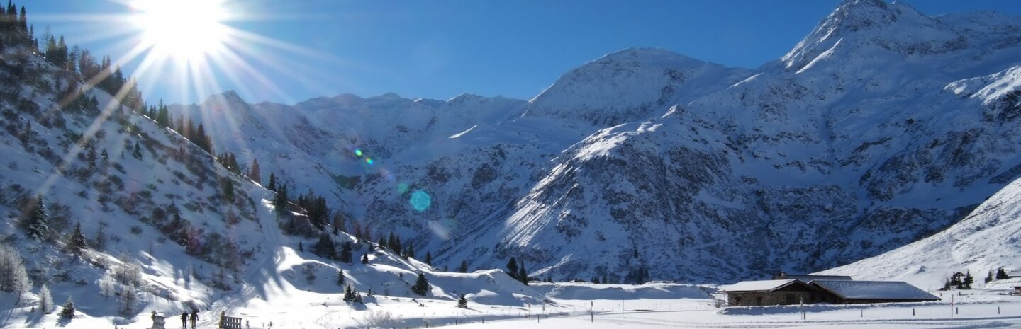 Winterlandschaft mit traumhaften Bergpanorama und Sonnenschein