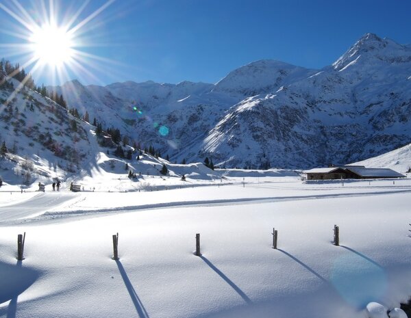 Wundervolle Winterlandschaft mit Blick auf die Berge