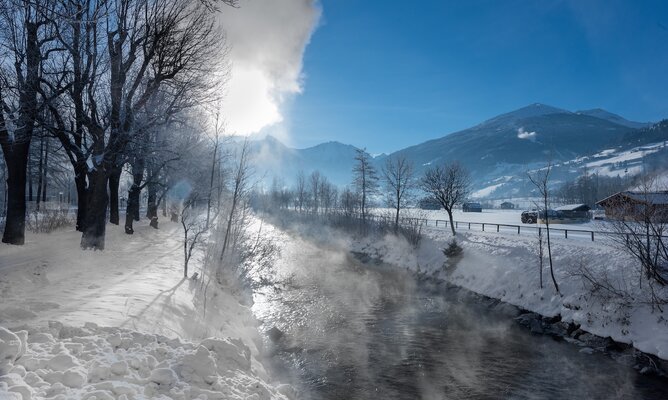 Winter-Wanderweg neben dem Hotel mit Blick auf die Berge