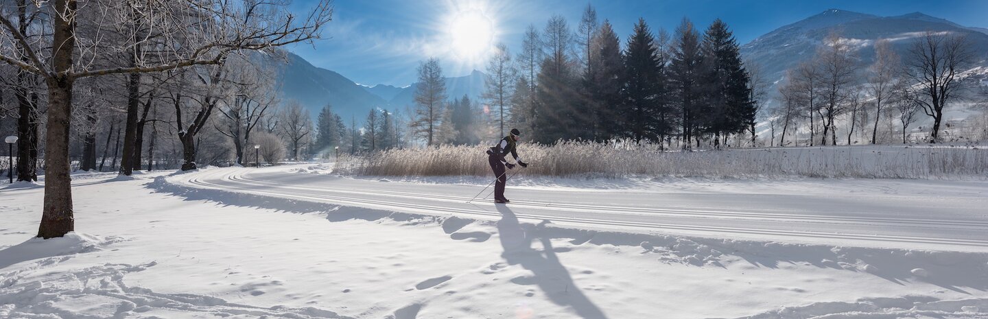 Langläufer auf Loipenkurve im Gasteinertal