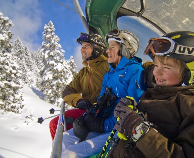 Skifahrer auf einem Skilift im Gasteinertal