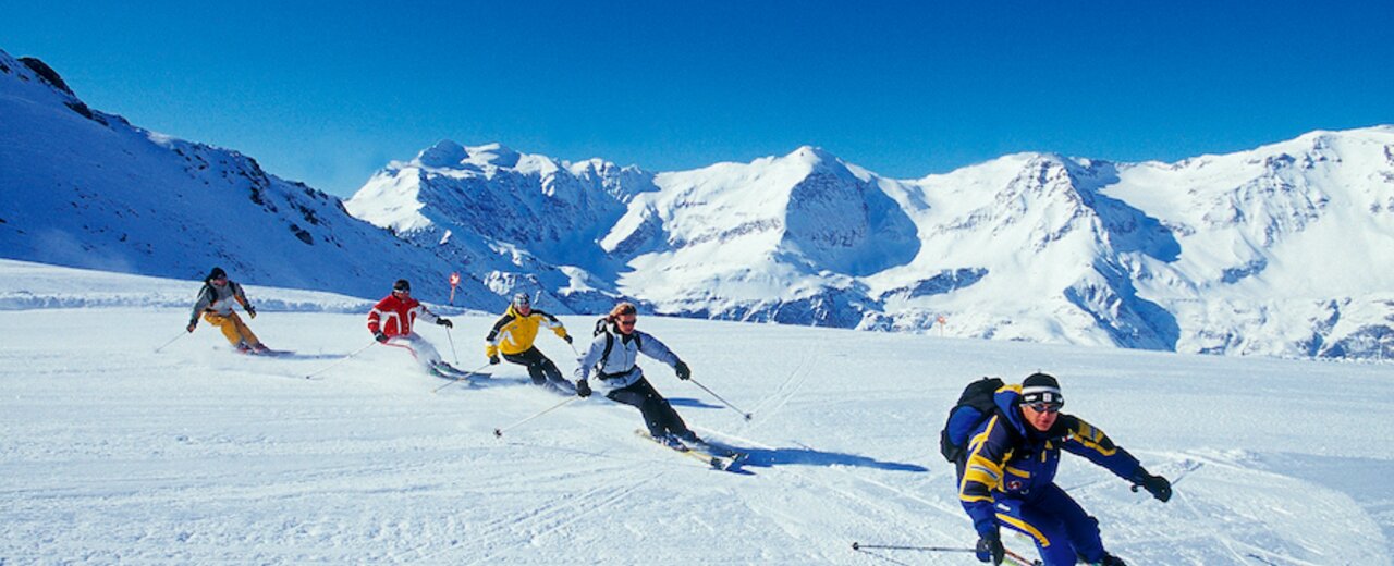 Skikursteilnehmer auf der Piste