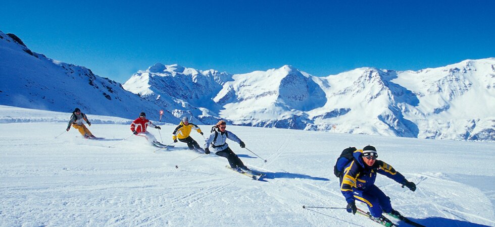 Skifahrer-Runde fährt der Reihe nach auf präparierter Piste