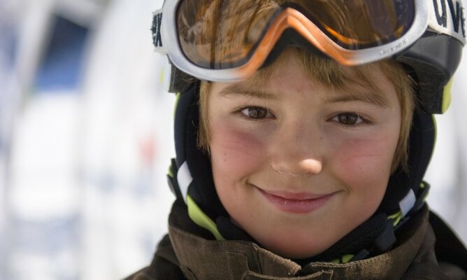 Gesichtsaufnahme von kleinem Jungen mit Skibrille am Kopf