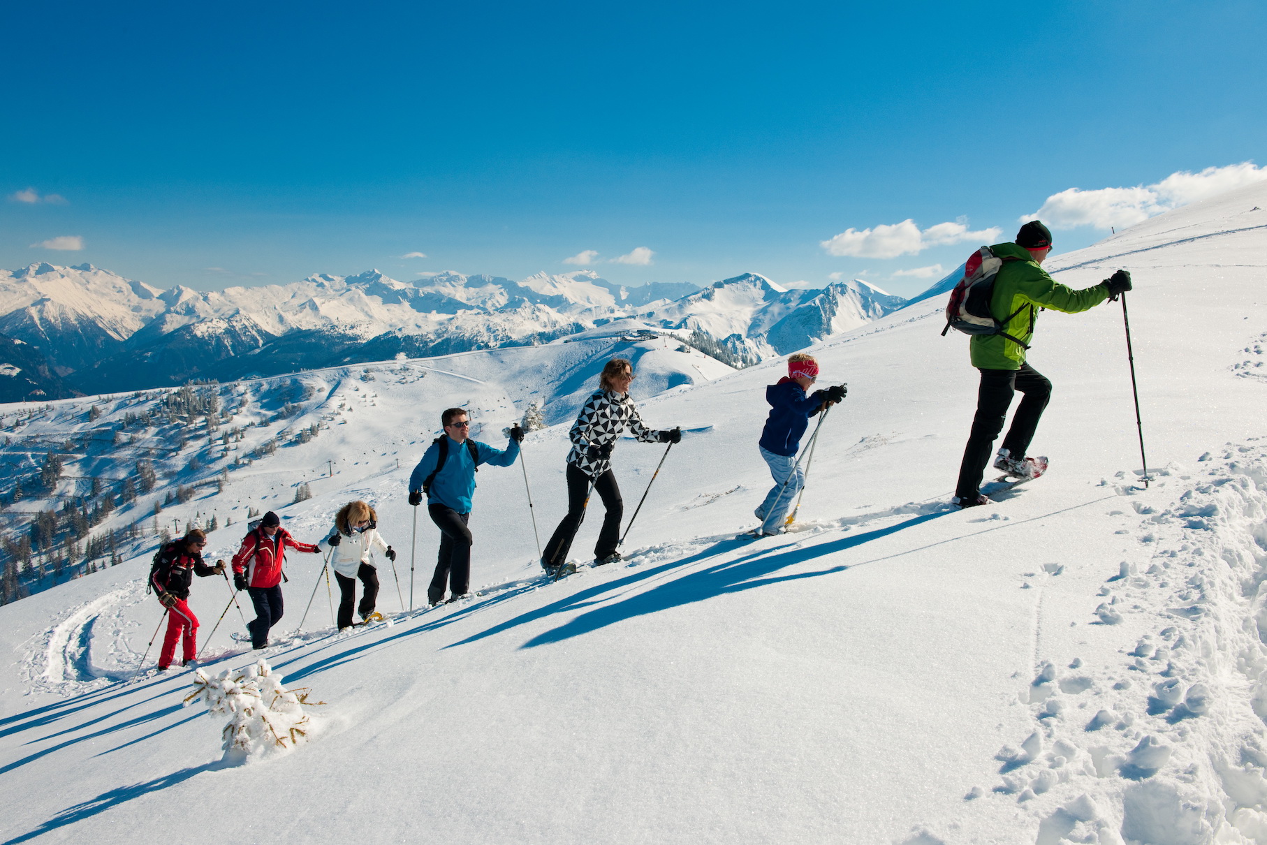 Größere Runde beim Schneeschuhwandern im Tiefschnee auf den Berg