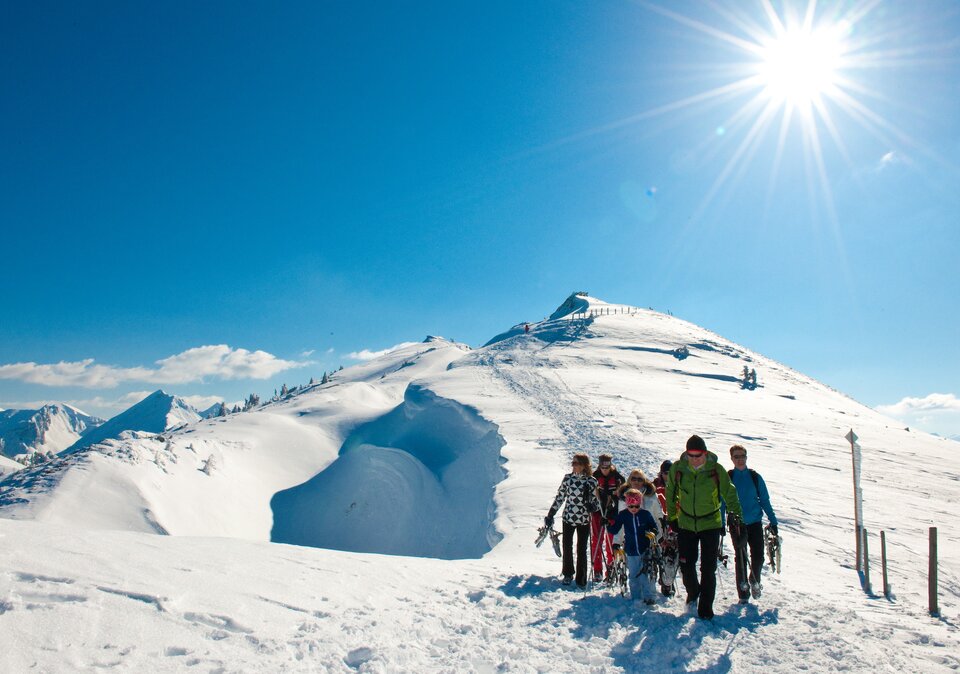 Große Runde beim Schneeschuhwandern auf dem winterlichen Berg