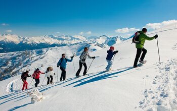 Familie beim Schneeschuhwandern